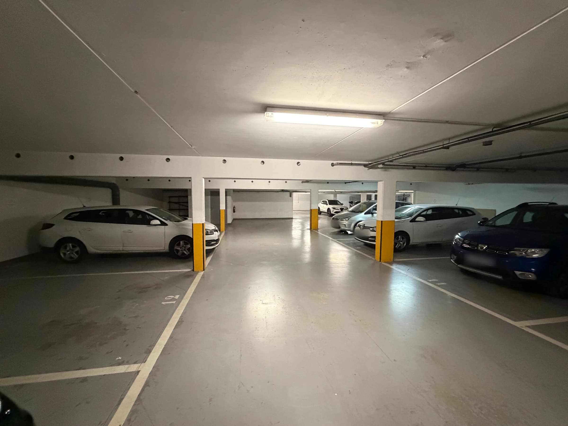 Parking couvert de H Center à La Rochette